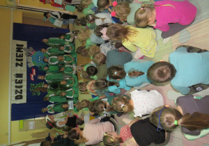 Przedszkolaki podczas przedstawienia z okazji Dnia Ziemi